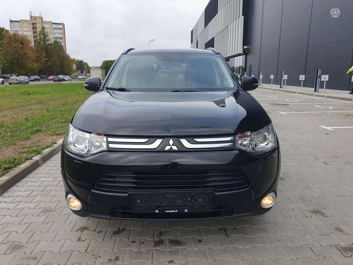 Mitsubishi Outlander 2013 — вигляд ззаду