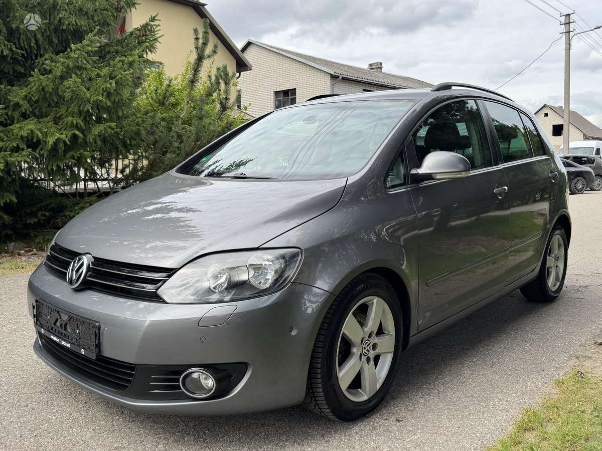 Volkswagen Golf 2010 — салон
