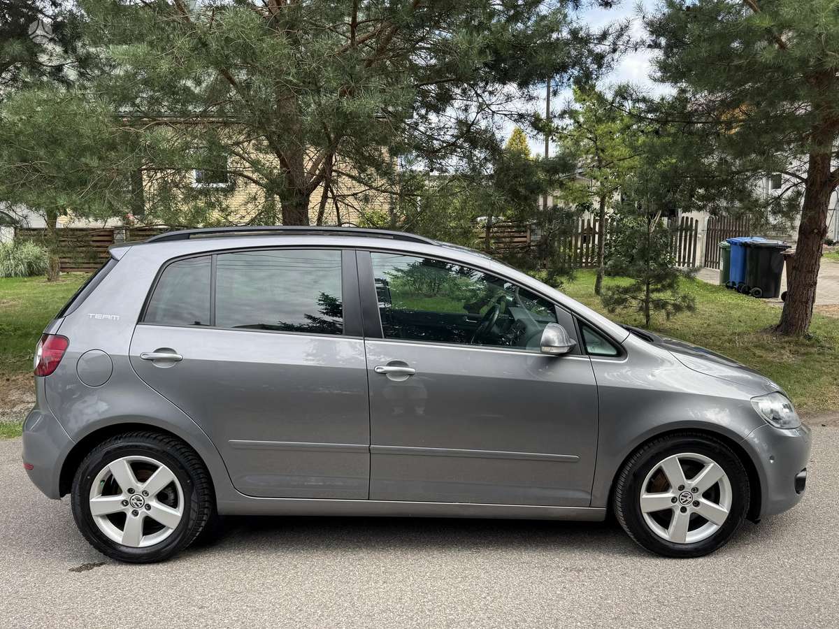 Volkswagen Golf 2010 — двигун 1598 cm³, 105 HP (77kW)
