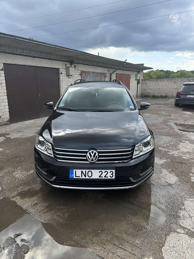 Volkswagen Passat 2013 — rear view