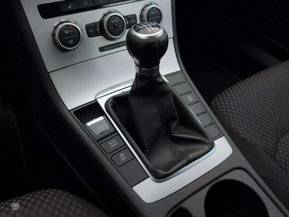 Volkswagen Passat 2012 — photo 15