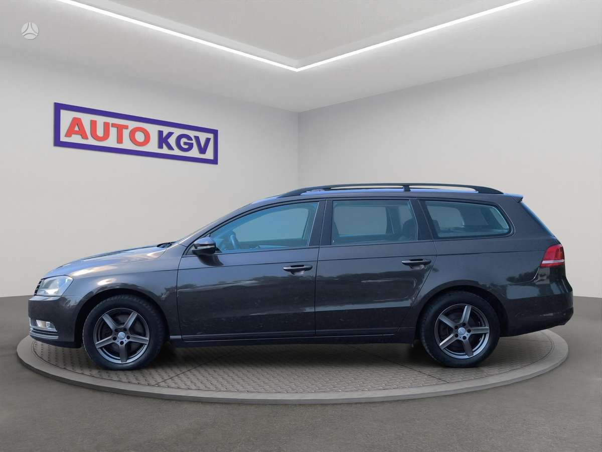 Volkswagen Passat 2012 — rear view