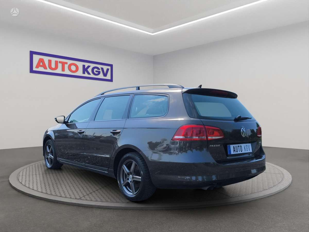 Volkswagen Passat 2012 — interior