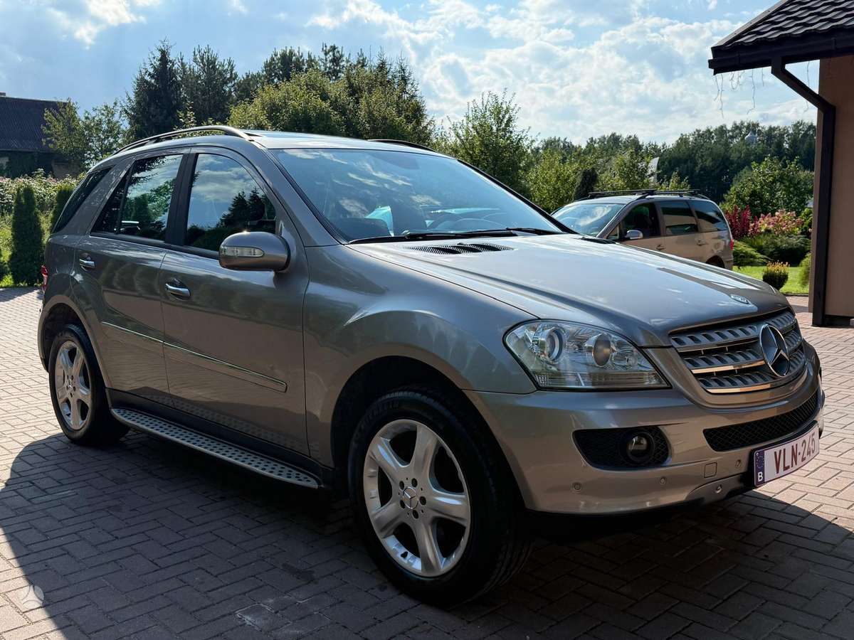 Mercedes-Benz ML320 2006 — rear view