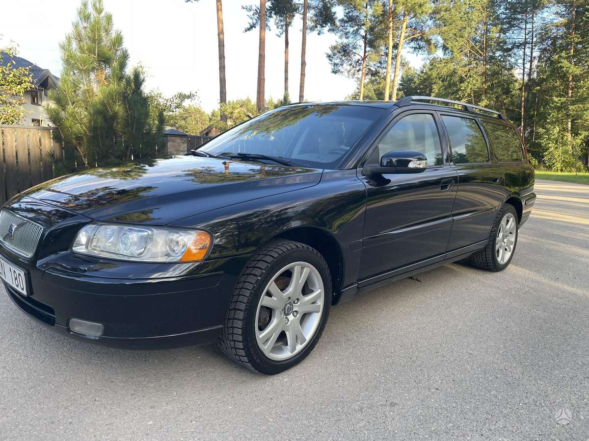 Volvo V70 2007 — rear view