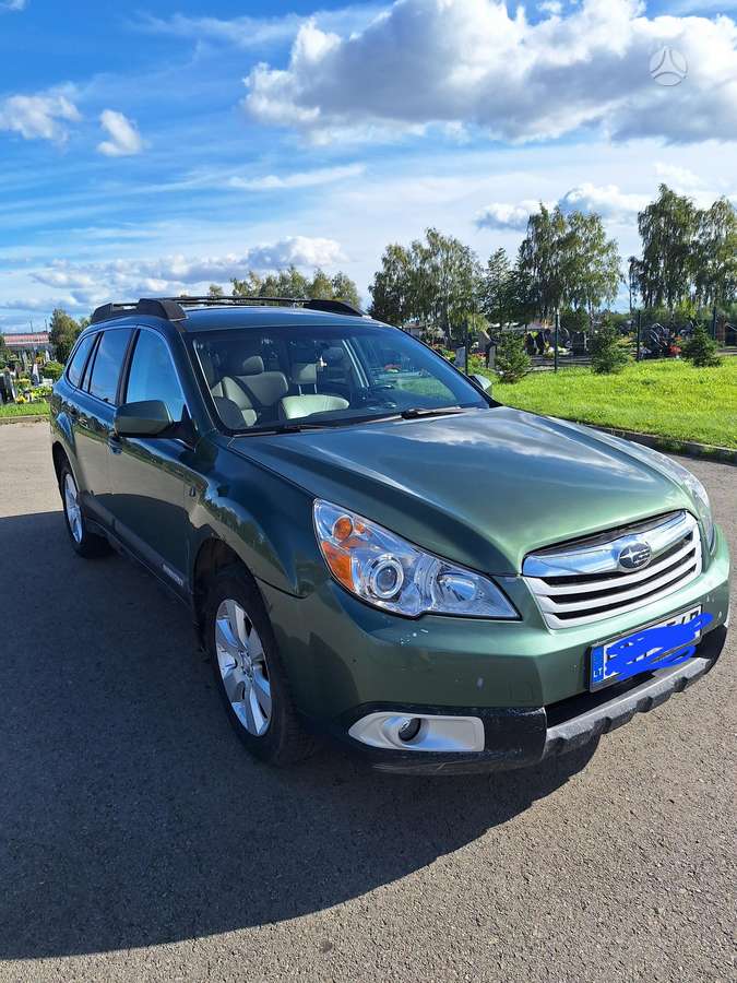 Subaru Outback 2011 — interior