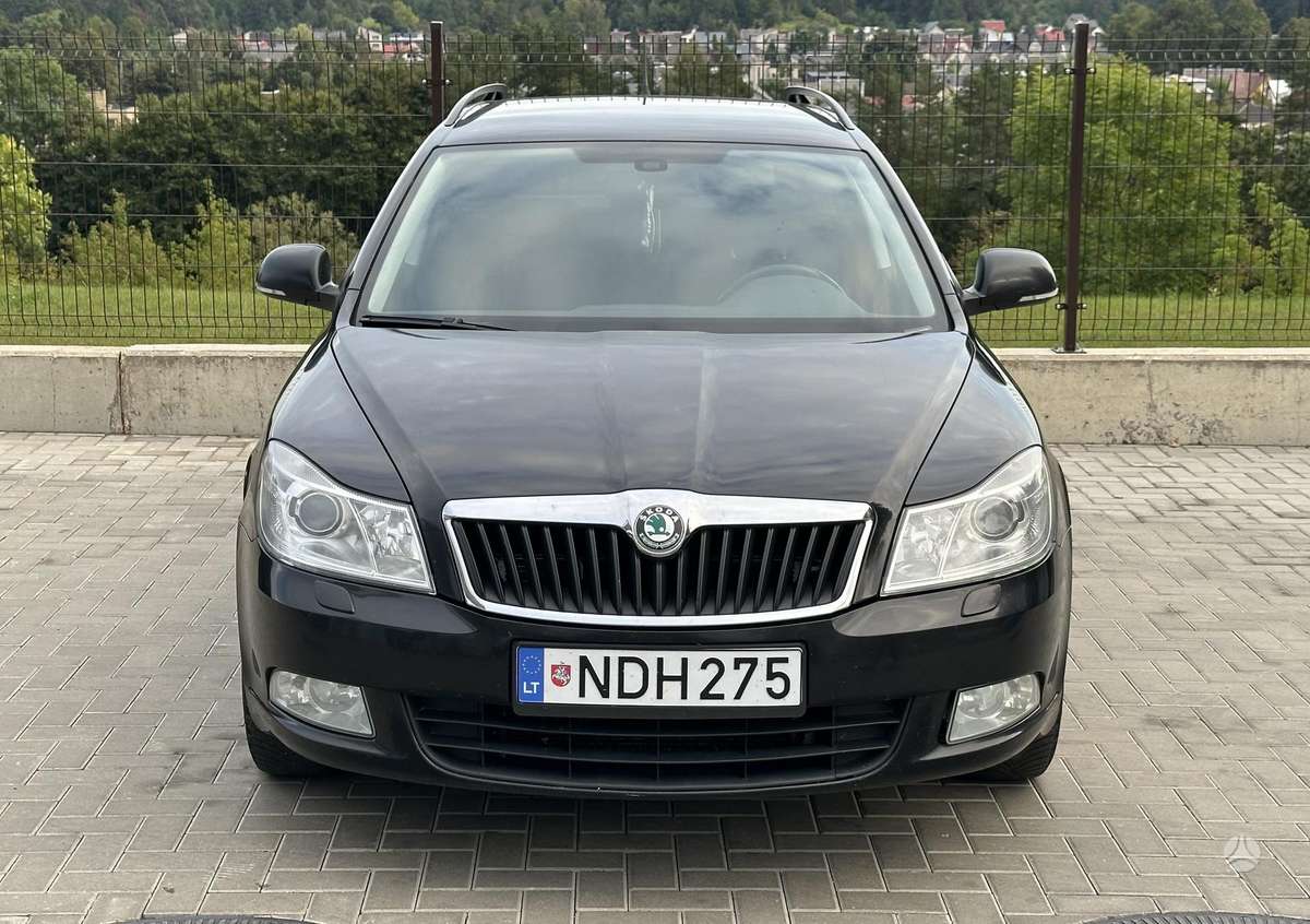 Skoda Octavia 2011 — rear view