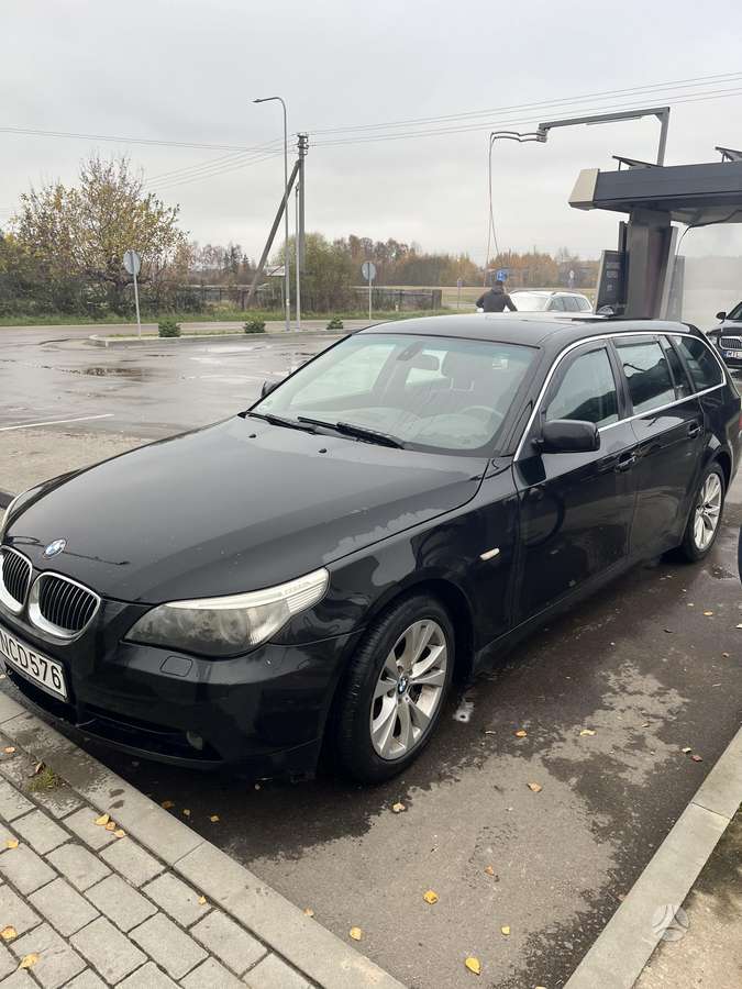 BMW 530 2006 — rear view