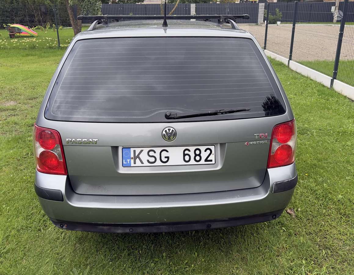 Volkswagen Passat 2004 — rear view