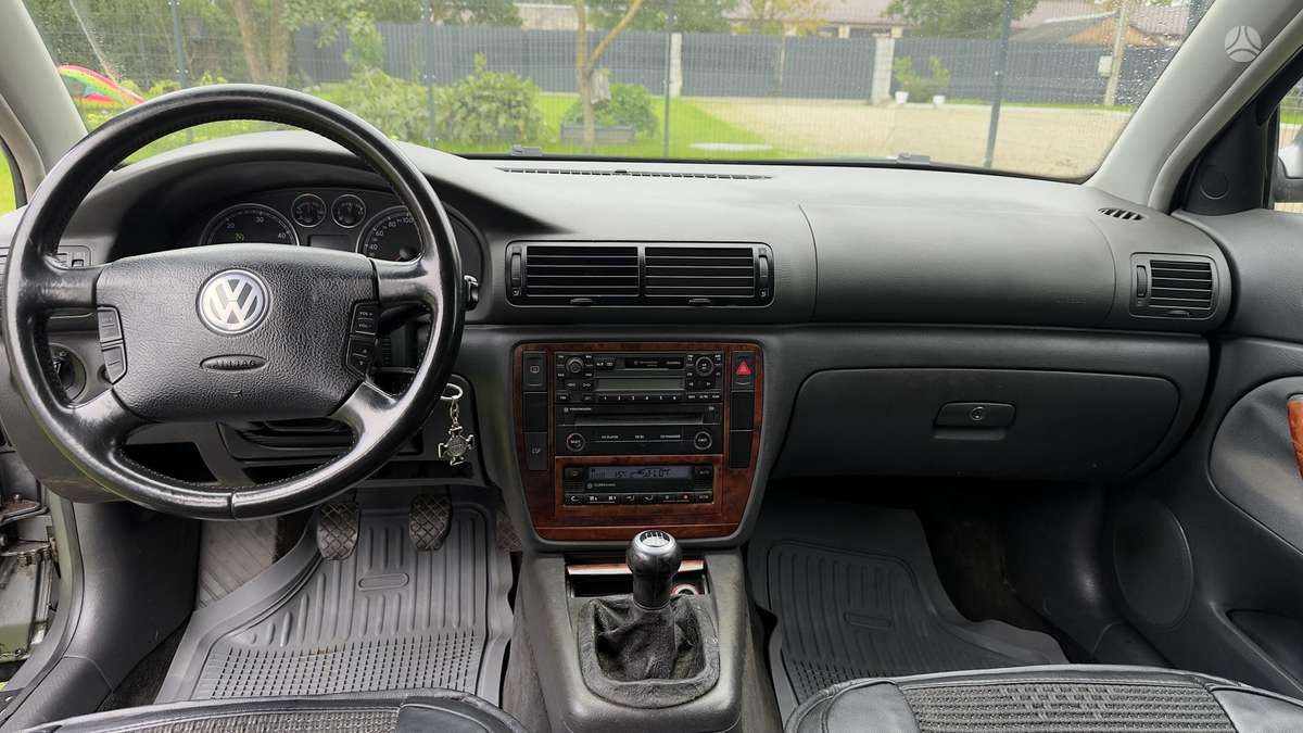Volkswagen Passat 2004 — interior