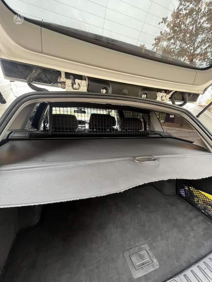 BMW 318 2011 — photo 11
