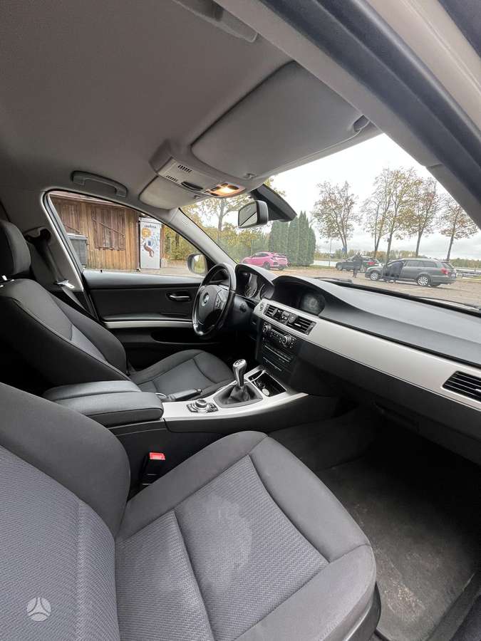 BMW 318 2011 — photo 12
