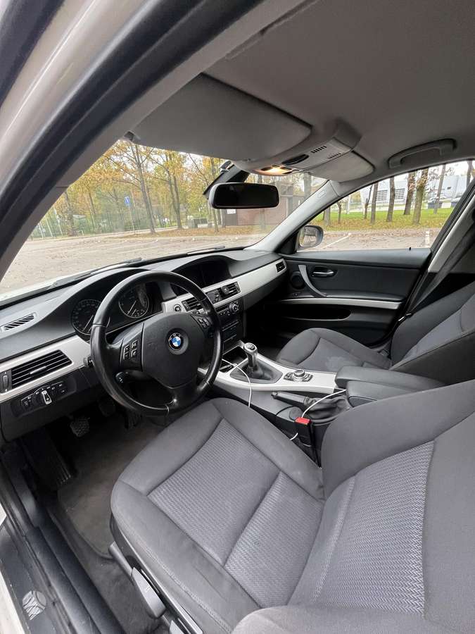 BMW 318 2011 — photo 13