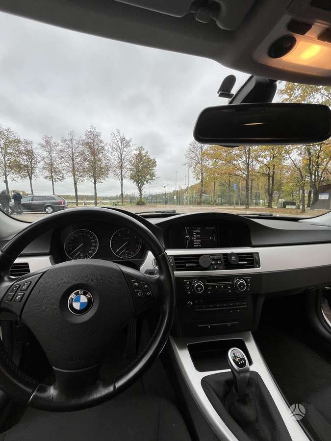 BMW 318 2011 — photo 14