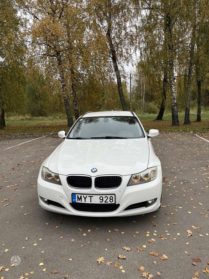 BMW 318 2011 — rear view