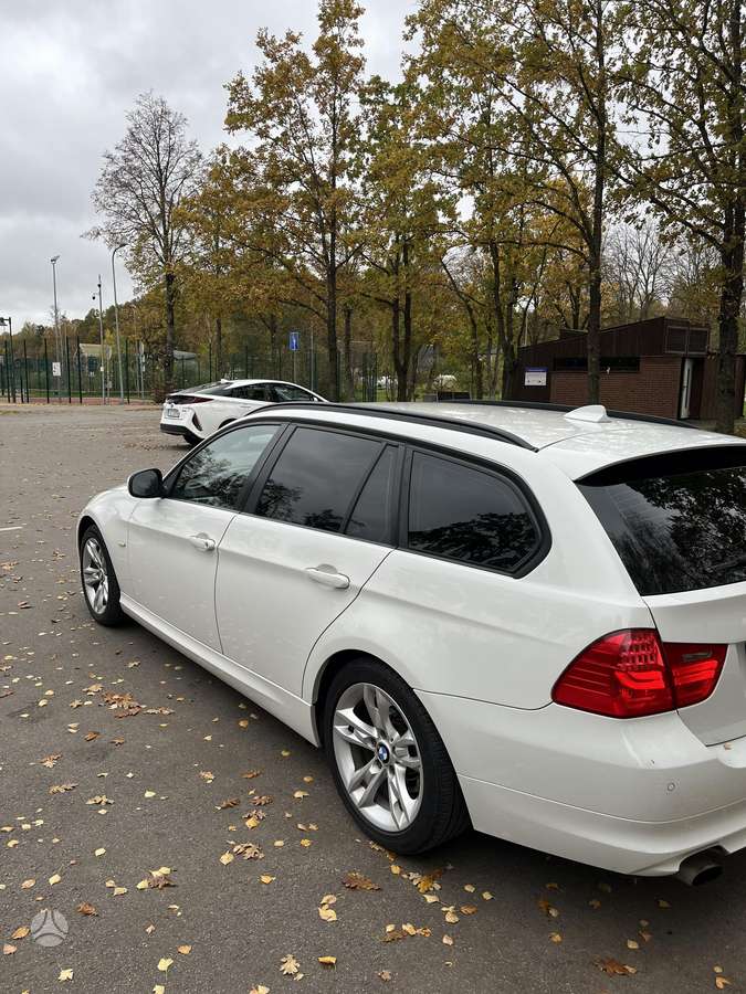 BMW 318 2011 — interior