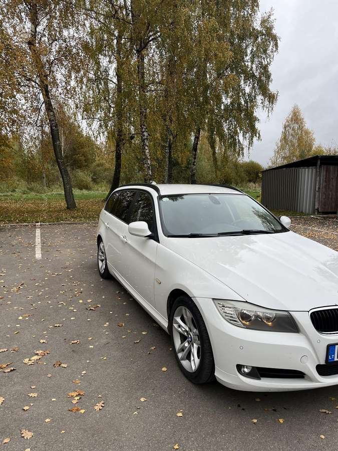 BMW 318 2011 — photo 5