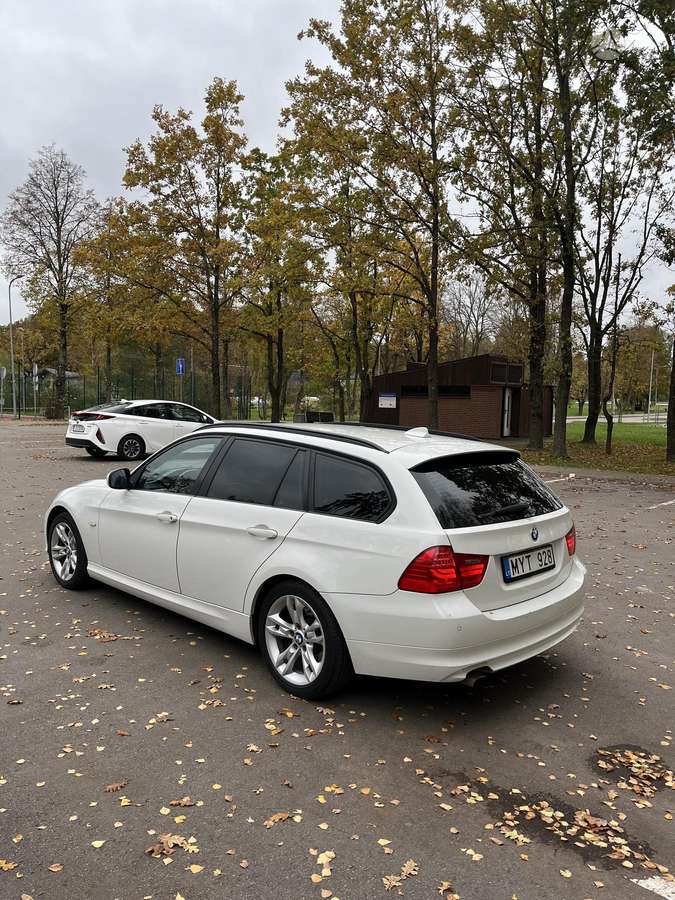 BMW 318 2011 — photo 7
