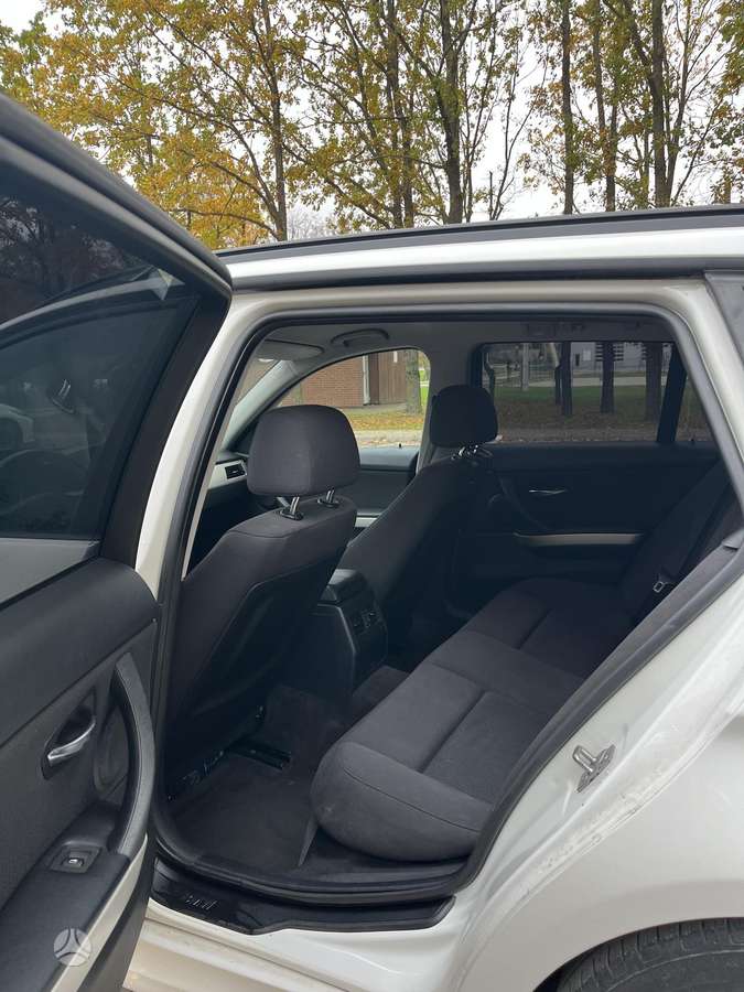 BMW 318 2011 — photo 8