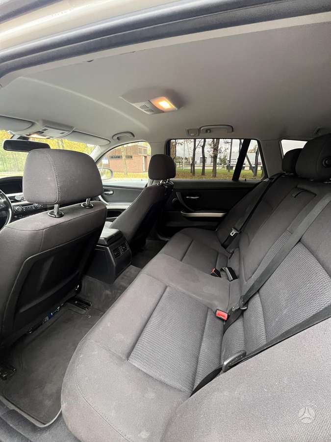 BMW 318 2011 — photo 9