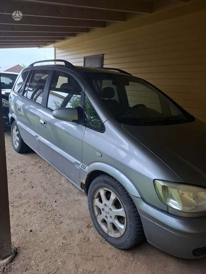 Opel Zafira 2004 — rear view