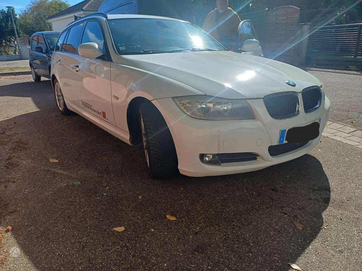 BMW 318 2011 — вигляд ззаду