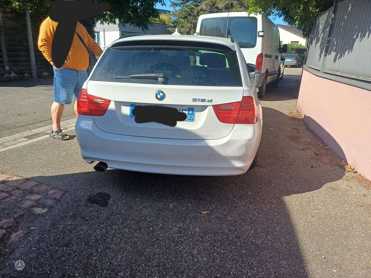 BMW 318 2011 — салон