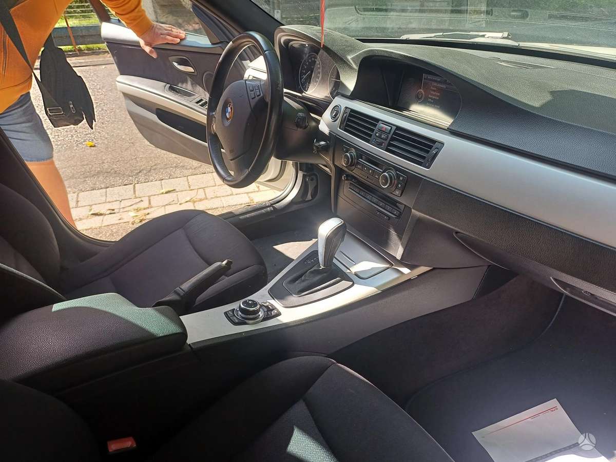 BMW 318 2011 — двигун 2000 cm³, 143 HP (105kW)