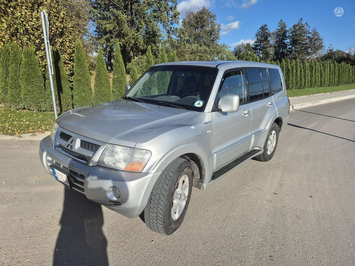 Mitsubishi Pajero 2004 — rear view