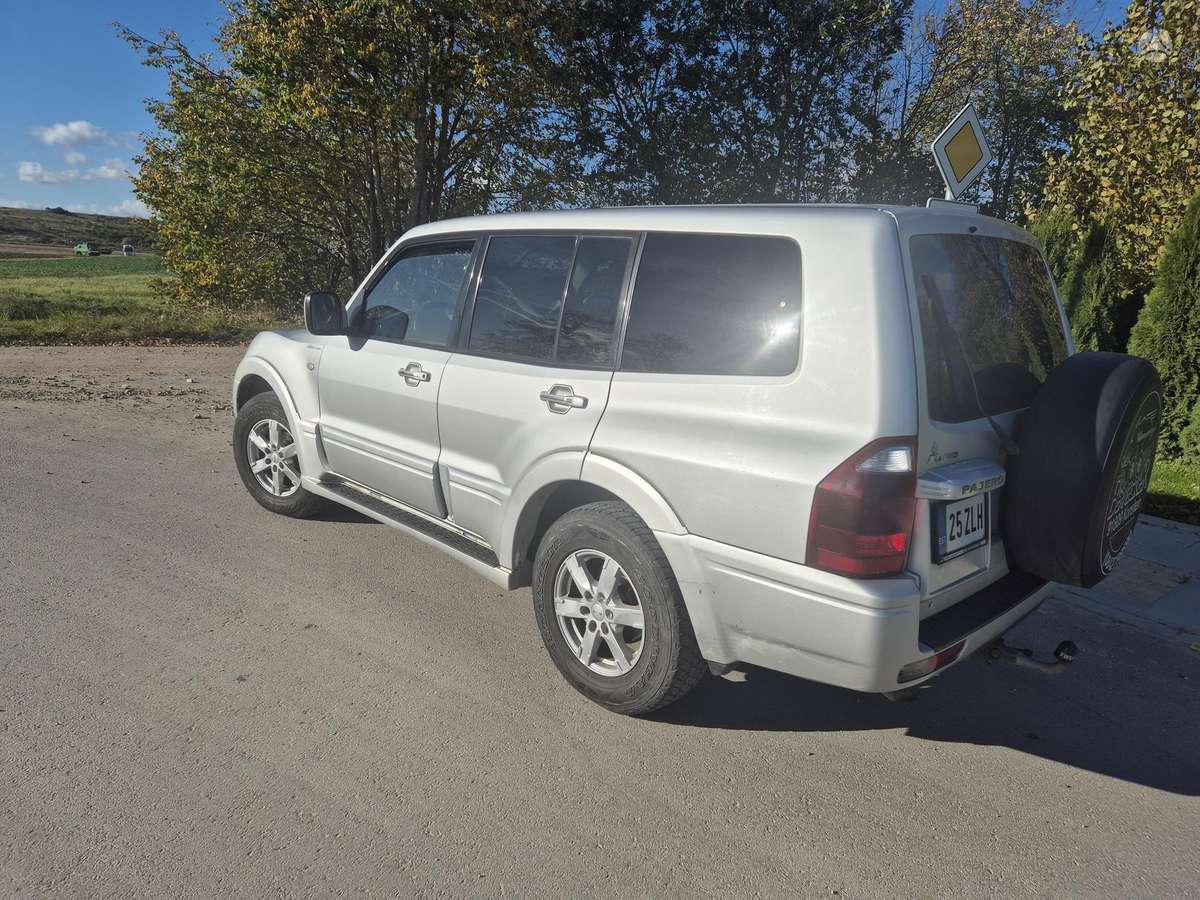 Mitsubishi Pajero 2004 — engine 3200 cm³, 160 HP (118kW)