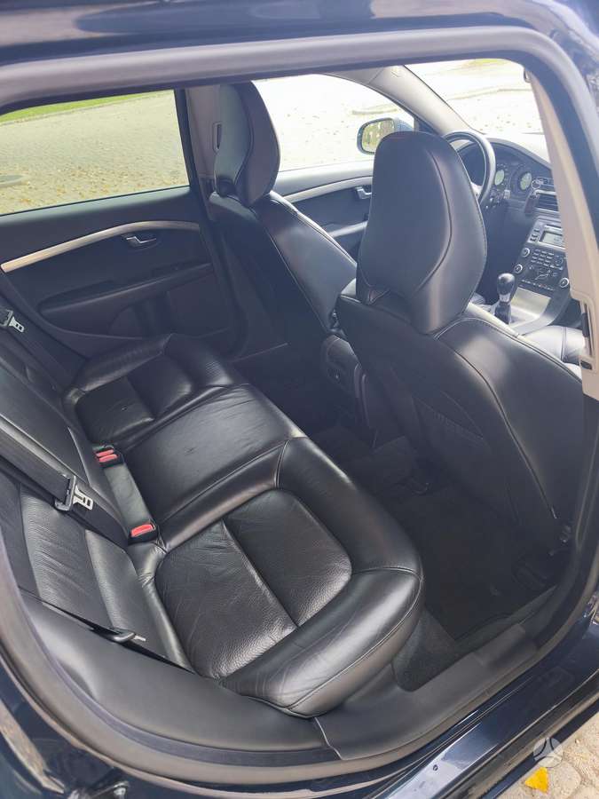 Volvo V70 2009 — photo 16