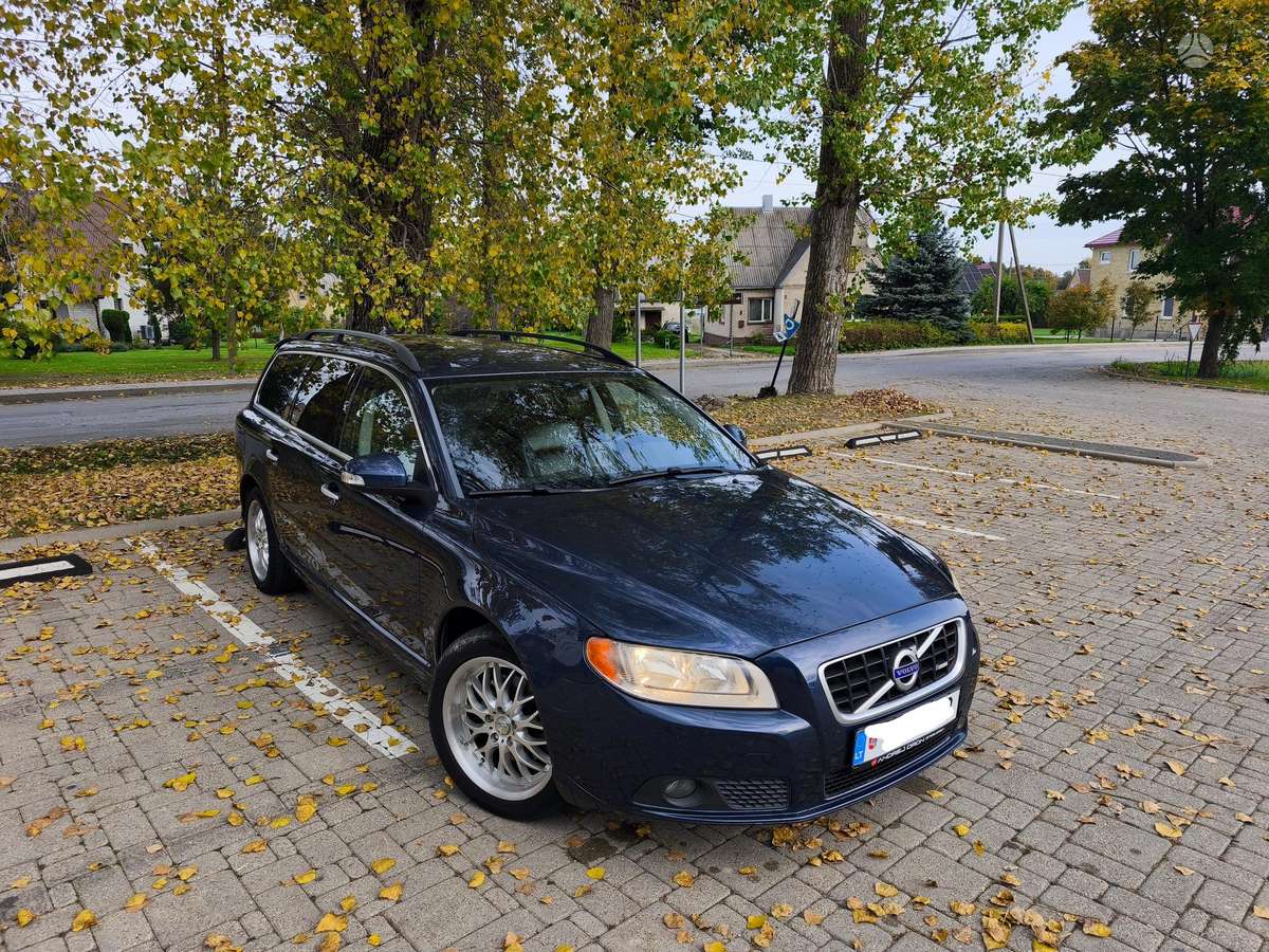 Volvo V70 2009 — rear view