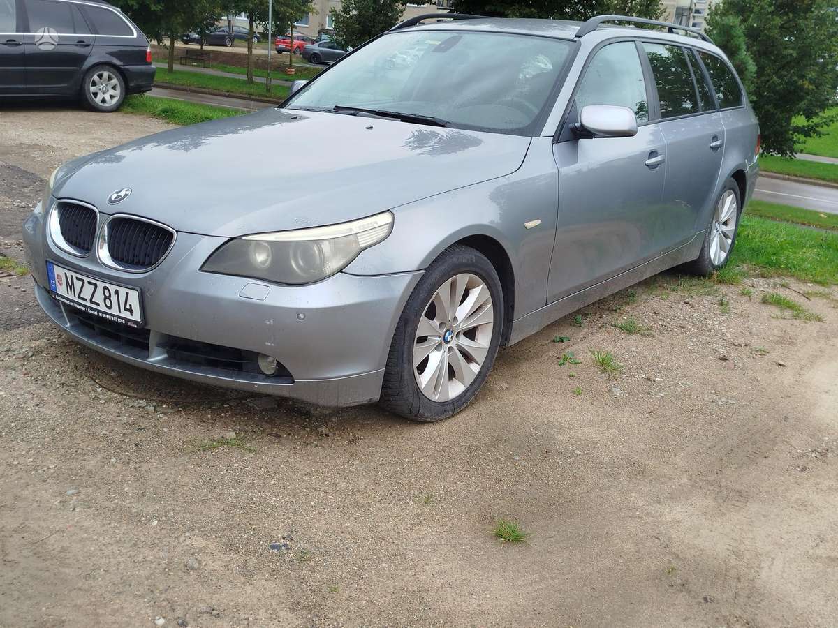 BMW 530 2005 — rear view