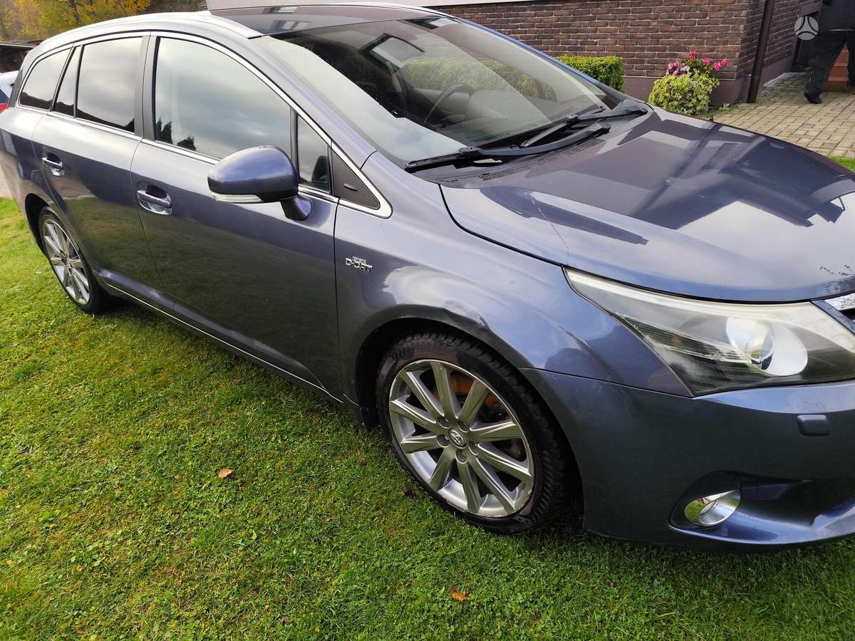Toyota Avensis 2012 — rear view