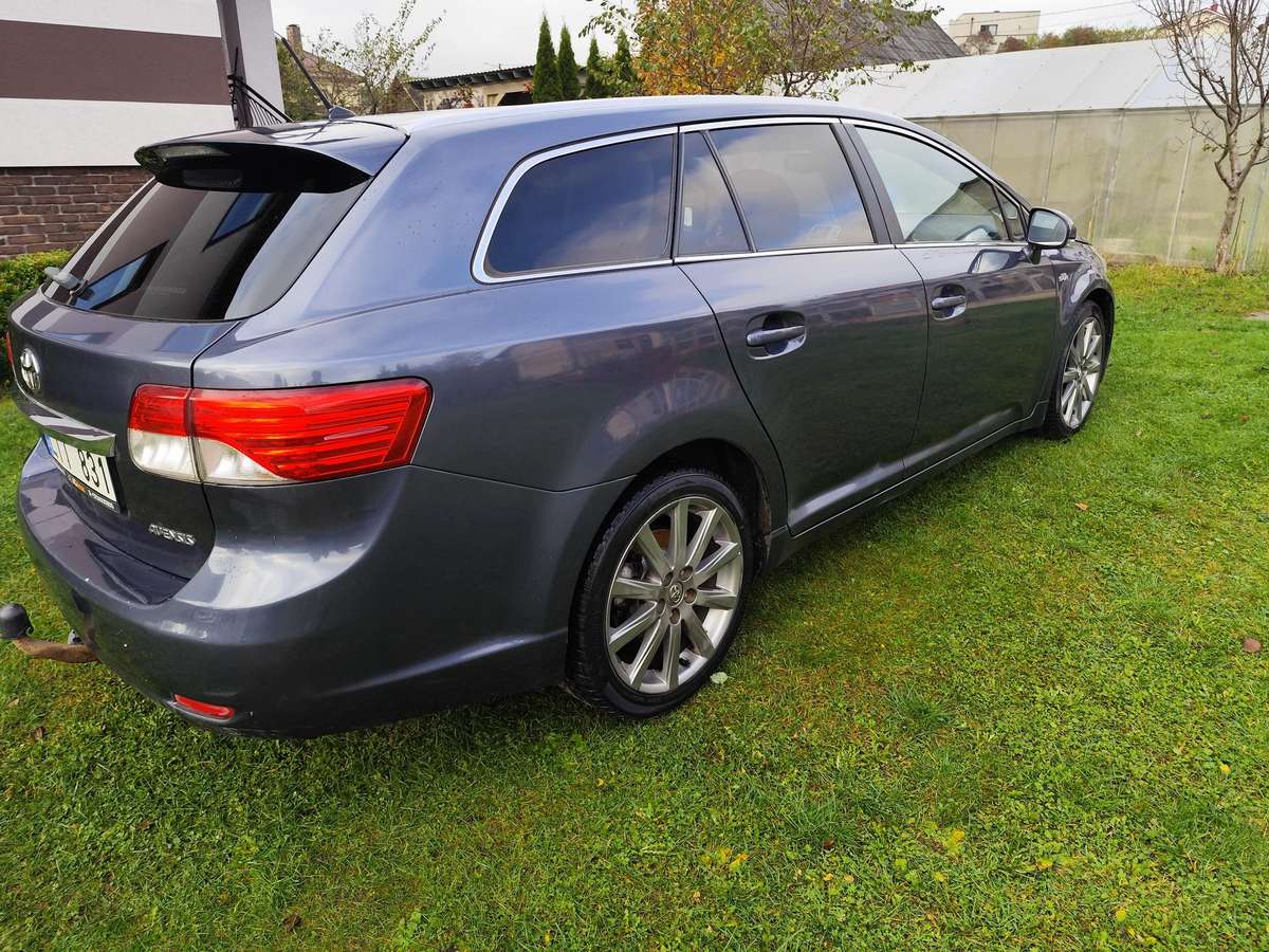Toyota Avensis 2012 — interior