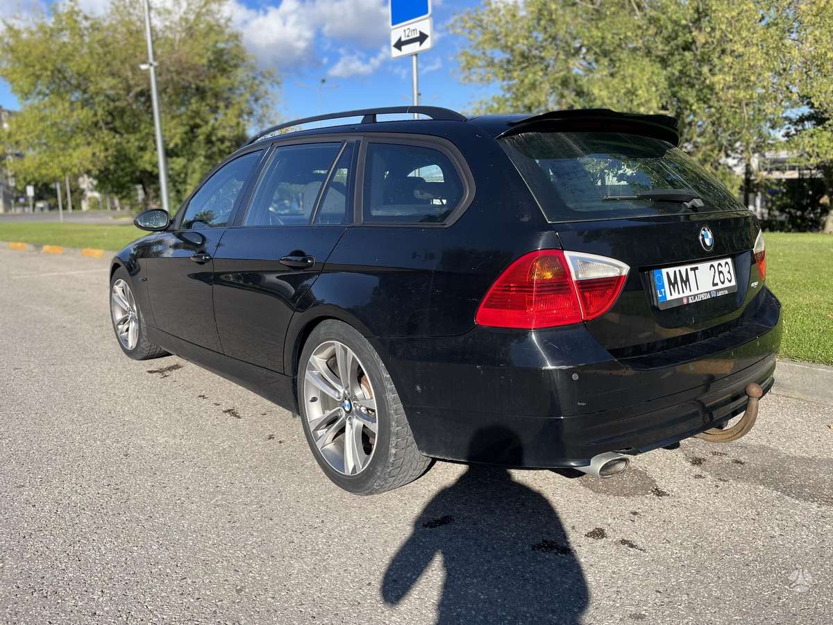 BMW 318 2008 — rear view