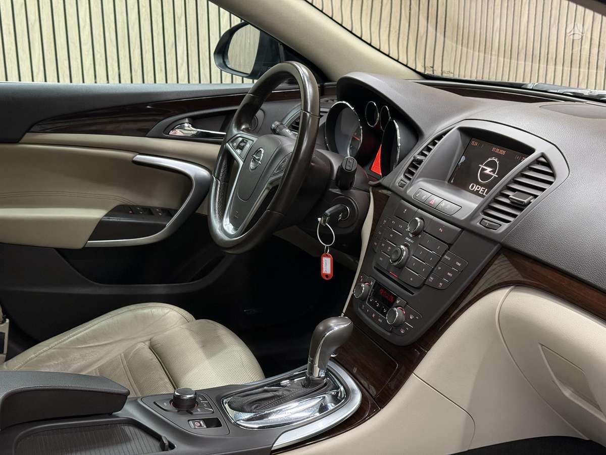 Opel Insignia 2010 — photo 20