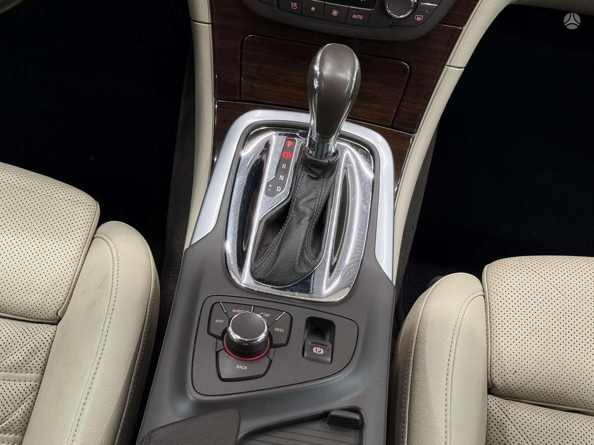 Opel Insignia 2010 — photo 28