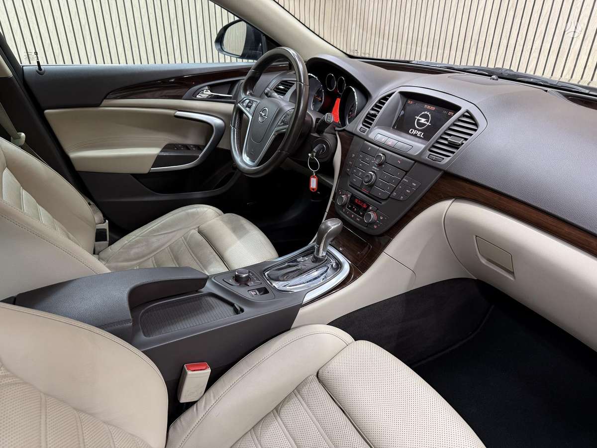 Opel Insignia 2010 — photo 30