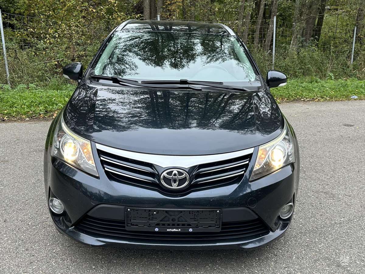 Toyota Avensis 2012 — вигляд ззаду
