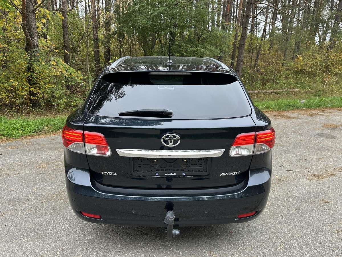 Toyota Avensis 2012 — салон