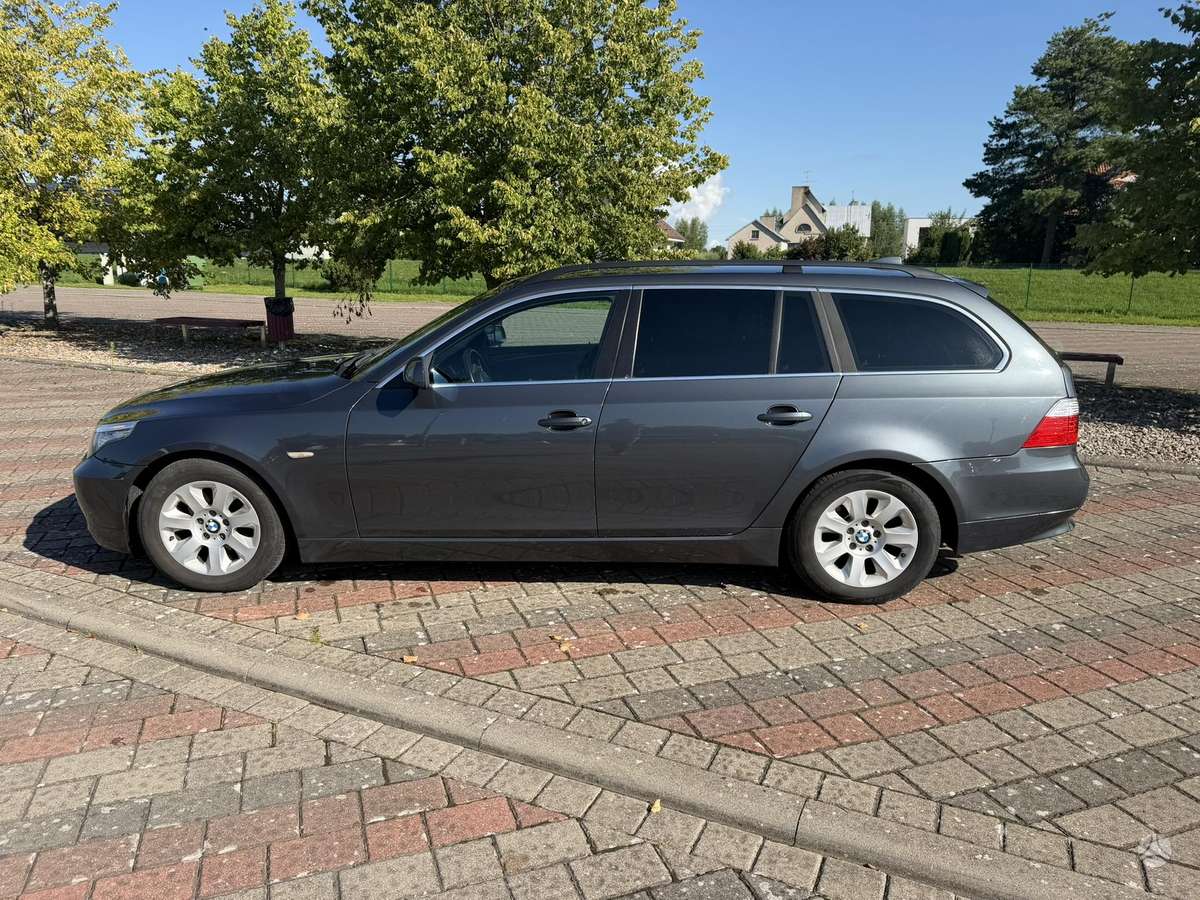 BMW 520 2009 — салон
