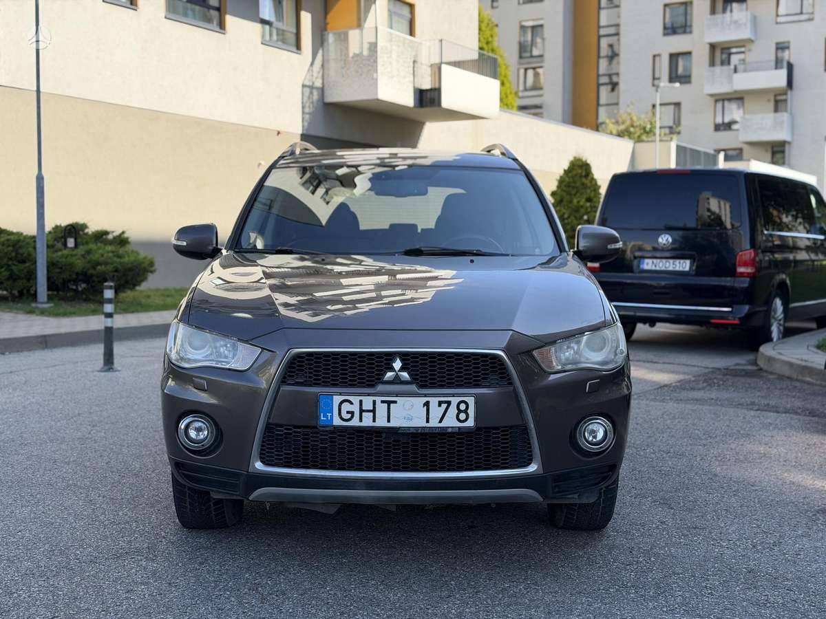 Mitsubishi Outlander 2012 — вигляд ззаду