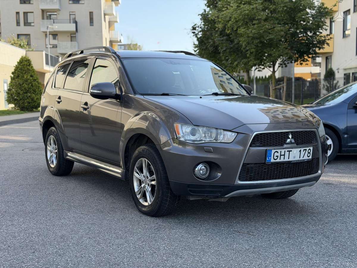 Mitsubishi Outlander 2012 — салон