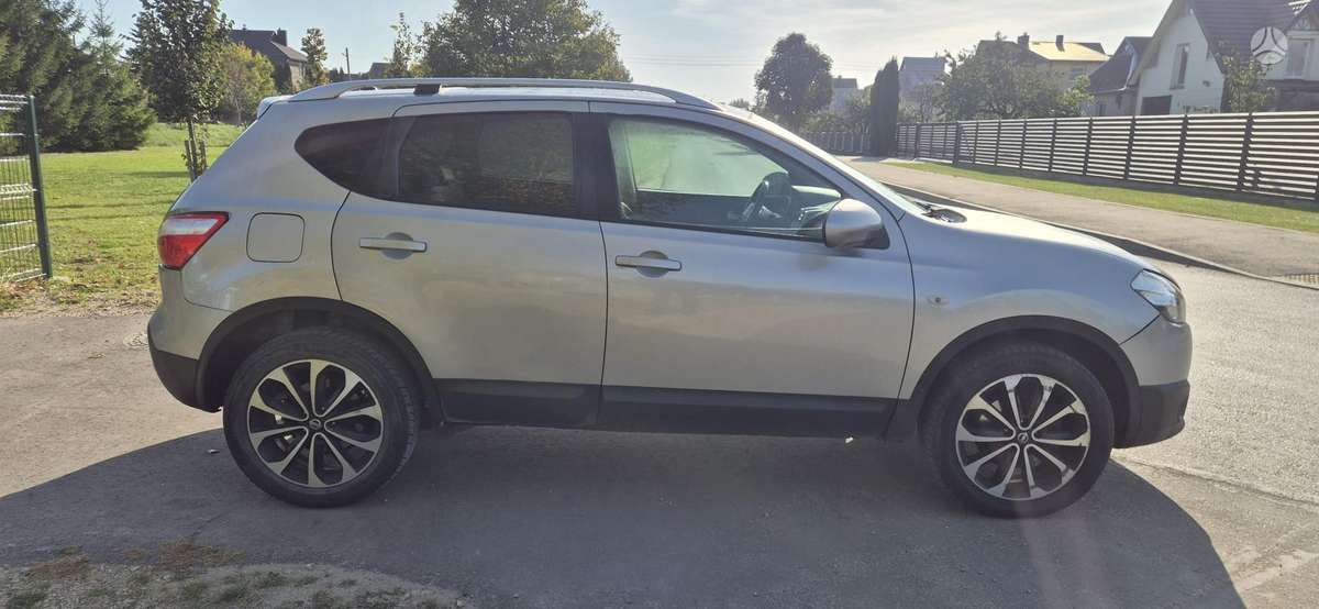 Nissan Qashqai 2013 — engine 1598 cm³, 131 HP (96kW)