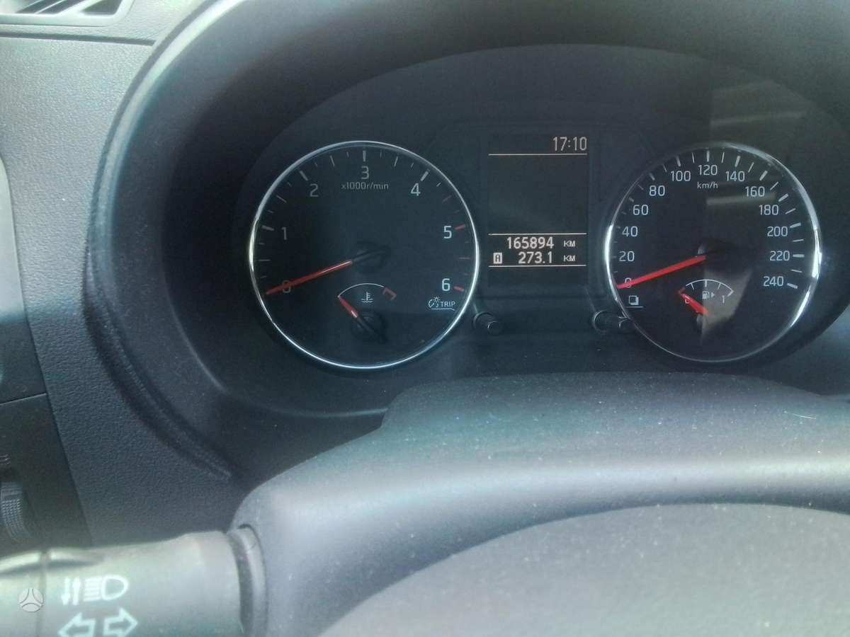 Nissan X-Trail 2011 — interior