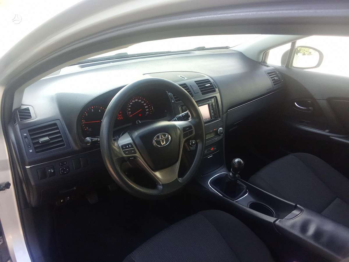 Toyota Avensis 2011 — photo 17