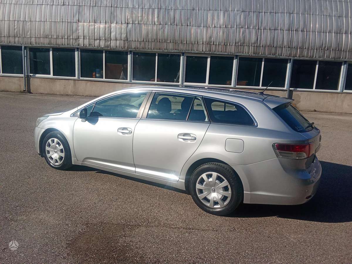 Toyota Avensis 2011 — rear view