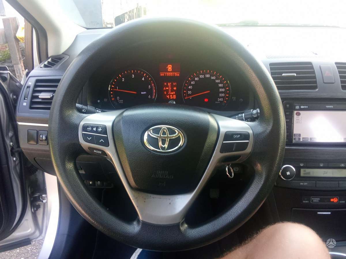 Toyota Avensis 2011 — photo 23