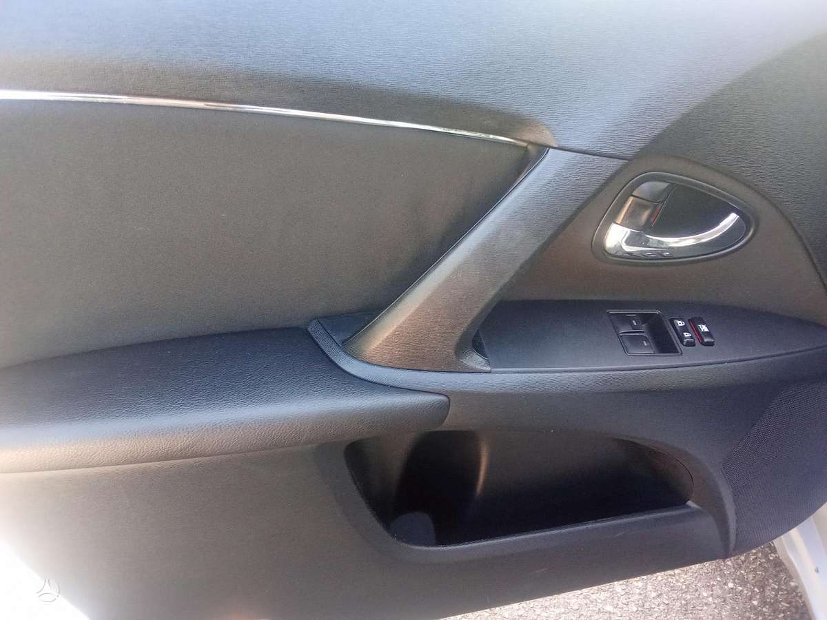 Toyota Avensis 2011 — photo 24